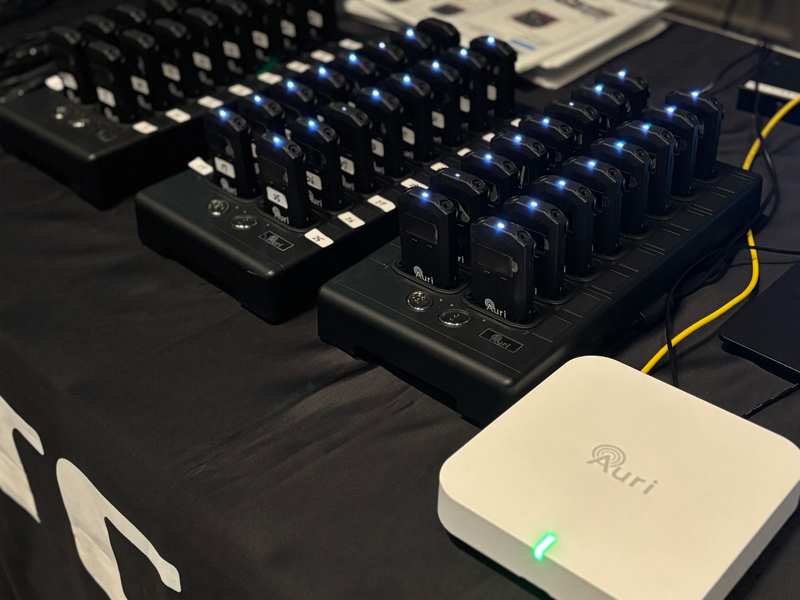 「Auri™」Auracast™送信器と貸出用の専用受信器